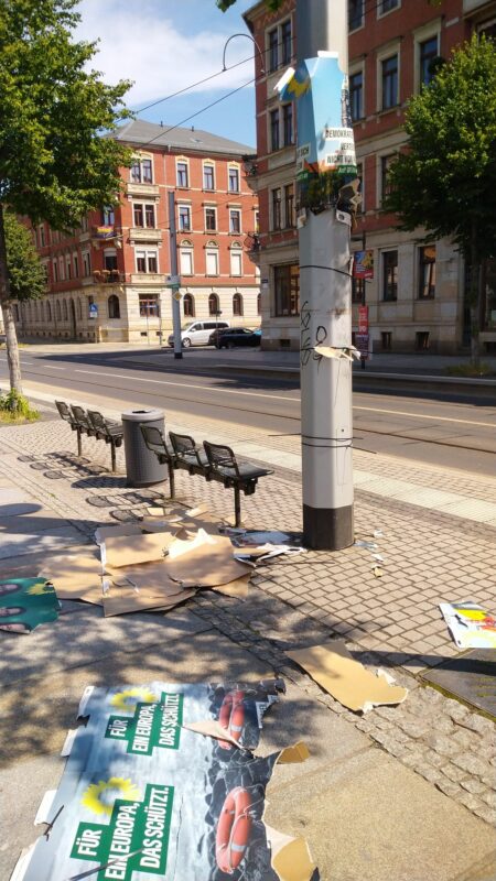 abgerissene Plakate auf dem Boden am Conertplatz
