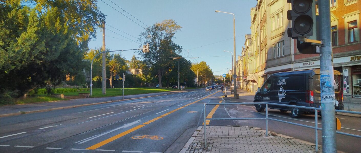 Eine leere Straße mit gelb eingezeichneten Radweg.