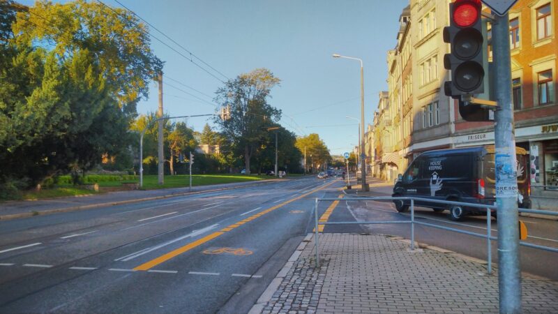 Eine leere Straße mit gelb eingezeichneten Radweg.